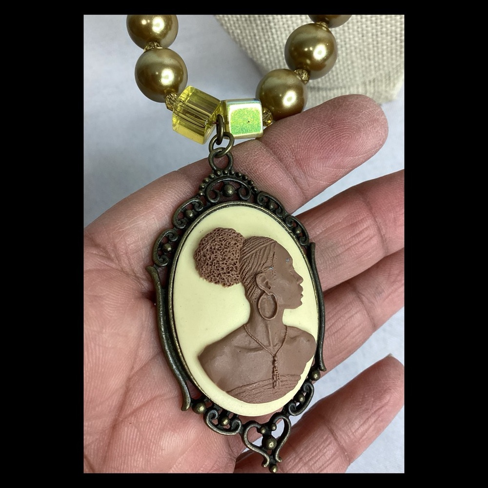 Elegant Gold Cameo Pendant Necklace